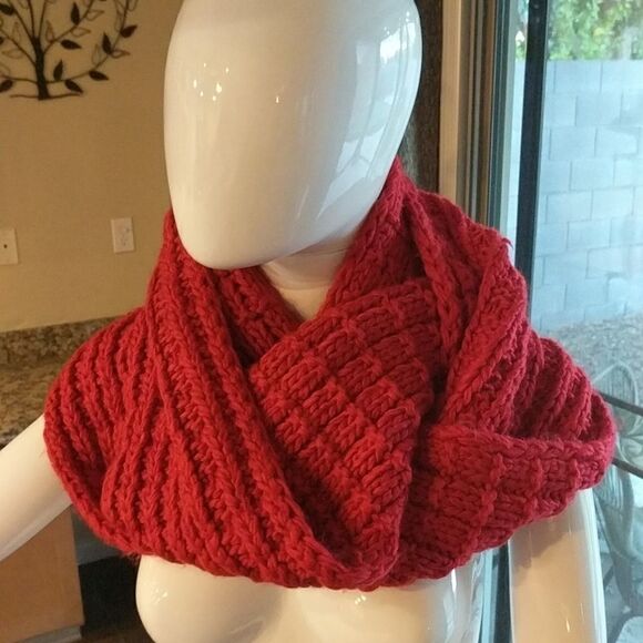 Large Heavy Cable Knit Infinity Scarf in Red (F2) - Picture 1 of 4